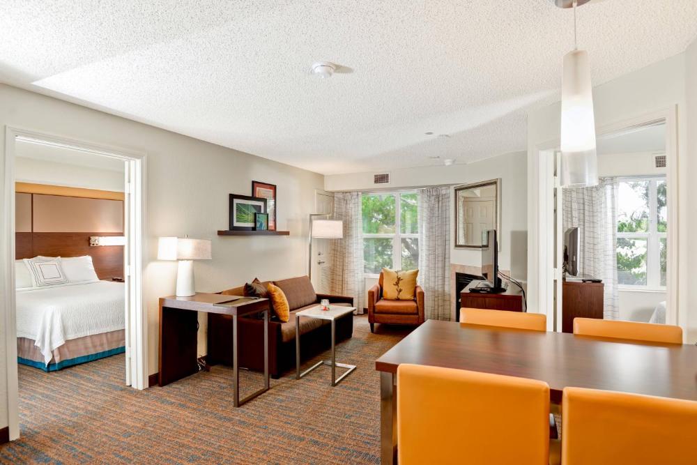 Two-Bedroom Suite with Adapted Tub - Mobility and Hearing Accessible interior